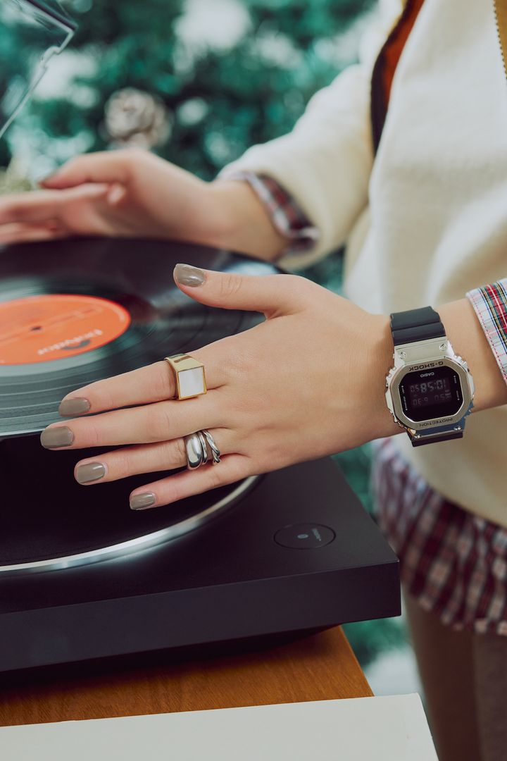 大人女性が《G-SHOCK》を選ぶならシルバー×ブラック。アクセサリーとネイルの上手な合わせ方も