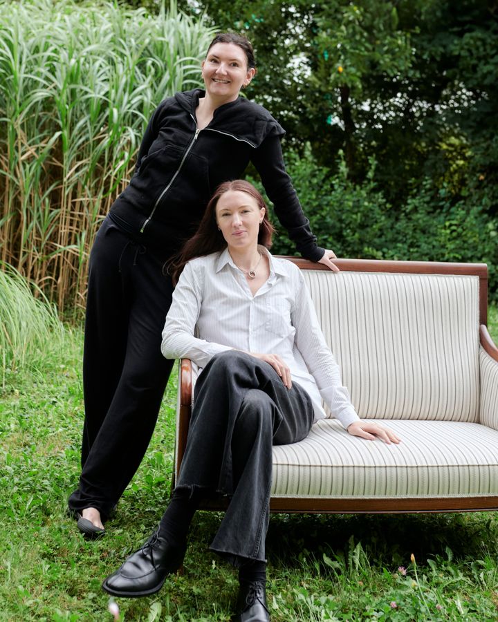 ジェシカ・シンプソン（右）とローラ・タンザー（左）。