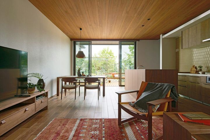 家族や友人との親密な時間を楽しむ温かみのある住まい