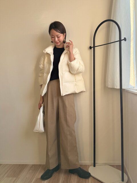 パウダーソフトダウンジャケット ホワイト 着用 ホワイトとベージュで冬のまろやかコーデ