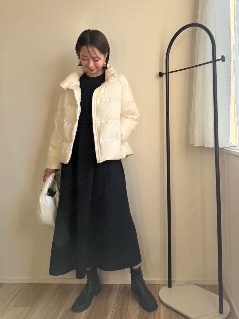 パウダーソフトダウンジャケット ホワイト 着用 ボリュームスカートと合わせて