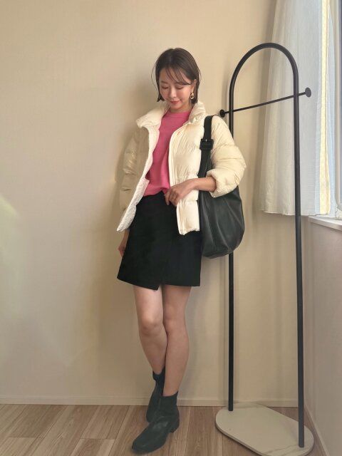 パウダーソフトダウンジャケット ホワイト 着用 ショートボトムスと合わせてアクティブスタイル