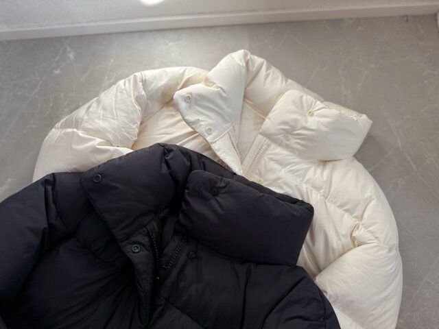 パウダーソフトダウンジャケット ホワイト ブラック ファスナーが見えない設計