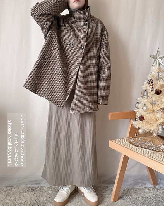 しまむらのダークブラウンの「スタンドネックコート」×コーデュロイナロースカート