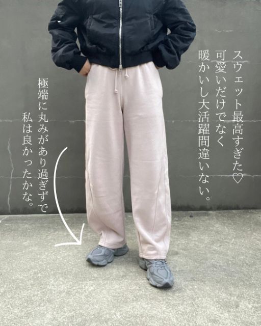 ピンクのスウェットバレルレッグパンツを着ている
