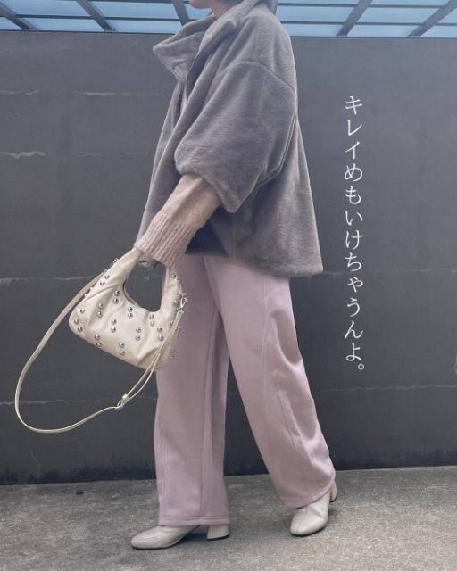 ピンクのスウェットバレルレッグパンツを着たコーデ