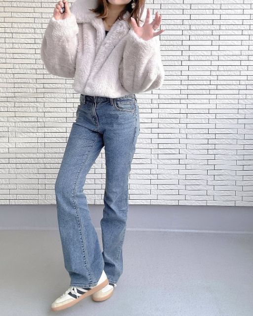 スリムフレアジーンズを着たコーデ
