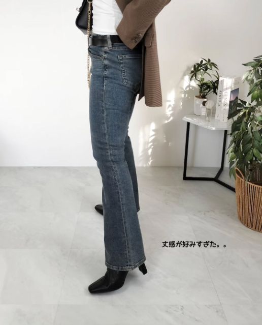 スリムフレアジーンズを着たコーデのサイド側