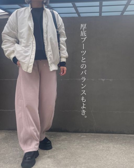 ピンクのスウェットバレルレッグパンツを着たコーデ