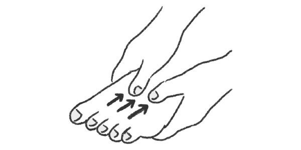 指のすじに沿って足の甲をさする
