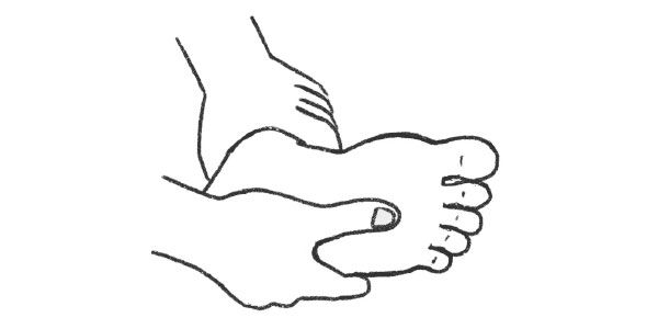 足裏のへこんだ部分腎臓の反射区を押す