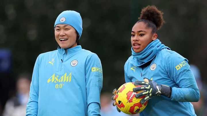 29歳の日本人女子選手、20歳のライバル選手と相思相愛！？喜び合って抱き合う