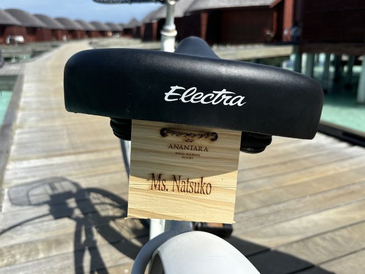 各客室前に置かれている自転車には、ルームナンバーとネームタグ付き♪