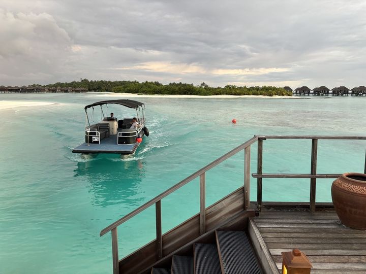 リゾート間を移動するポンツーン