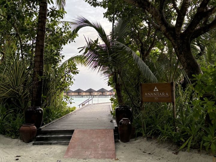 「Anantara Dhigu Maldives Resort」ポンツーンボート乗り場近く