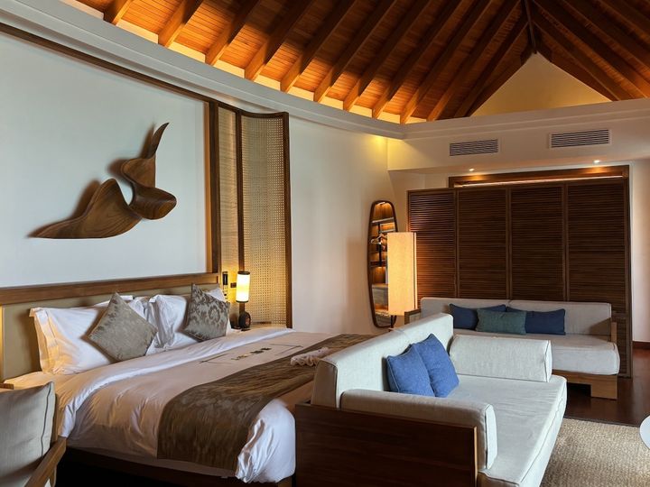 木の仕切りの奥はクローゼットスペース