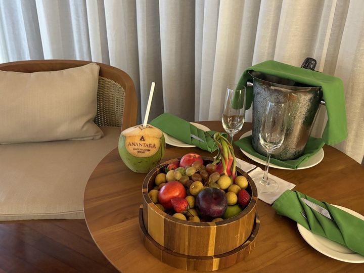 客室のテーブルにはウェルカムフルーツのサービスも（シャンパンは有料）