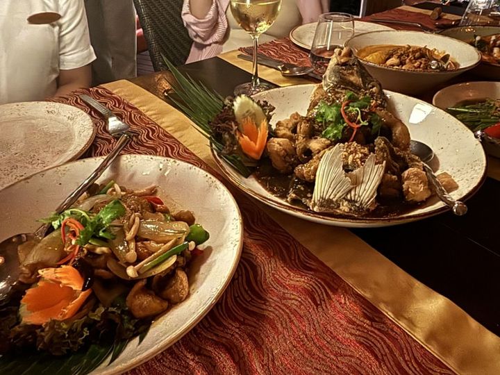 （左）「Neua Phad Narm Mun Hoi」＄65、（右）「Pla Tong Tin Tord」＄62