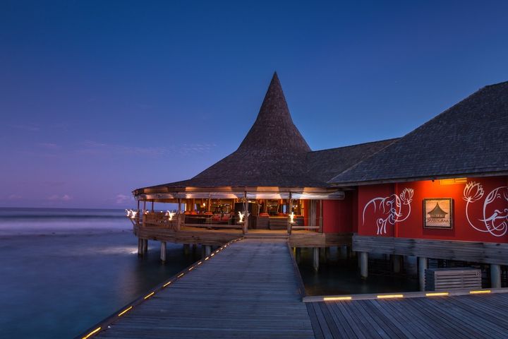 レストラン「Baan Huraa」外観／©︎Anantara Veli Maldives Resort