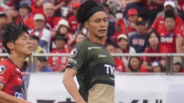 禁断の移籍勃発か！？アカデミー育ちの10番が同県移籍でサポーターが困惑
