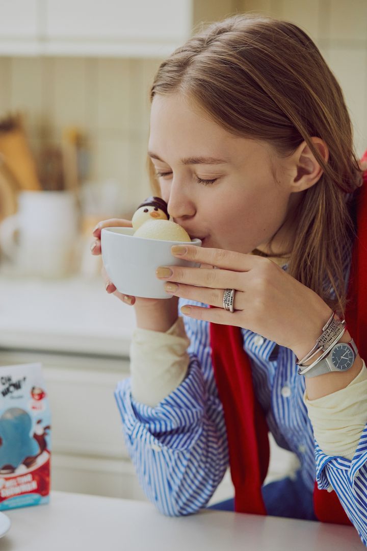 シルバーの腕時計とアクセサリーを重ね付けして、パリジェンヌを気取ってみない？