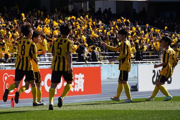 国立切符を勝ち取った選手権初出場の東海大相模高。背番号10のMF沖本陸が有馬監督夫妻の予感通りの大活躍！