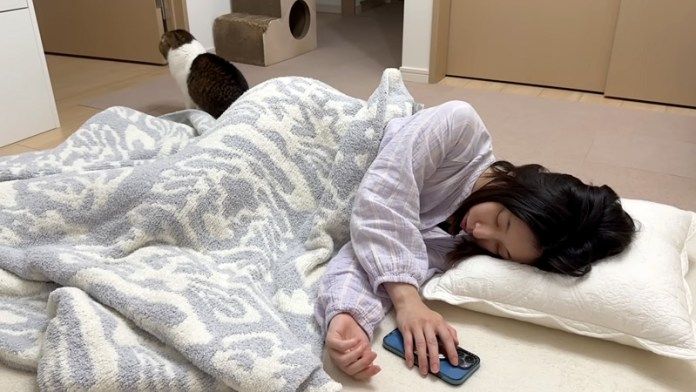 寝ているママと猫