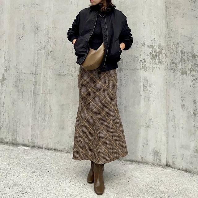 大人女性冬ブラウンチェックマーメイドロングスカートコーデ