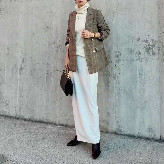 大人女性白タイトロングスカート冬コーデ