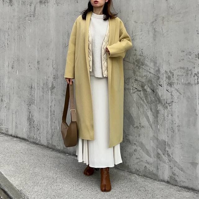 大人女性冬白プリーツロングスカートコーデ