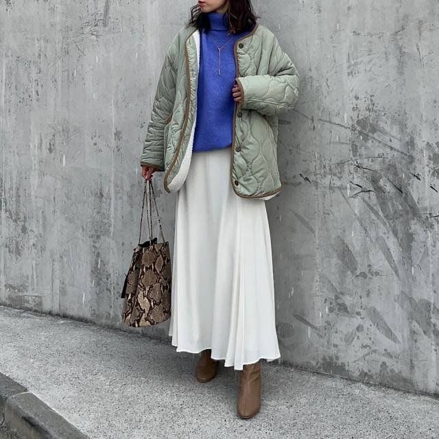 大人女性冬白ロングフレアスカートコーデ