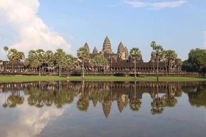聖池側からアンコール・ワットを見ると、リフレクションのような写真が撮影できる