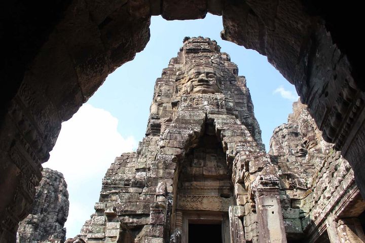 たくさんの小屋が回廊で結ばれた第二回廊を歩いていると、四面像を発見！ フチで囲まれたように見える穴場のフォトスポット