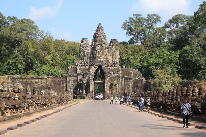 南大門を通り、バイヨン寺院に向かおう。両脇にはずらりと並ぶ石像が