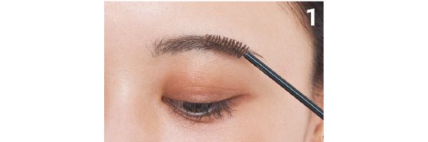 ヘッドを少し折り曲げたアイブロウマスカラで、眉尻から眉頭、眉頭から眉尻の順番でカラーリング。どの眉でも共通のステップ。