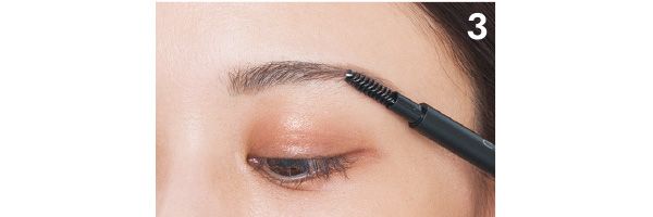 眉尻がボサッとしてしまう場合は、スクリューブラシで毛流れを整えます。同時に、マスカラとペンシルの色をなじませていく。