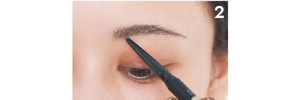 欠けているところをグレージュカラーのペンシルで埋めます。描くというよりは埋めるという意識で、そっと色を足しましょう。