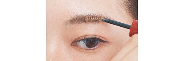 眉頭から“ならし塗り”を