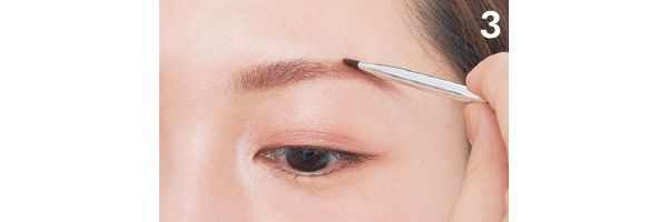 パウダーでフォルムを整えつつ、眉毛の濃度を上げていきます。眉の下ではなく上に太さを出すようにすると小顔効果がアップ。
