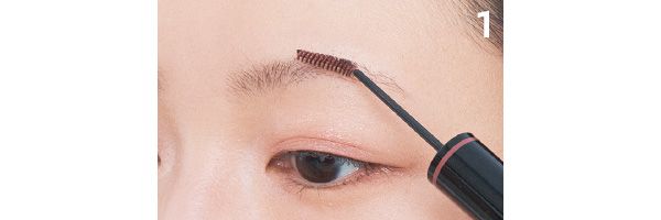 マスカラで眉尻から眉頭、眉頭から眉尻へとカラーリングします。切ったり薄かったりして毛がない場合、流れは整えなくてOK。