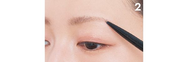 細ペンシルで毛のないところを埋めます。“寝てても起きないぐらいのソフトタッチ”で、毛の空白をひっかくように埋めて。