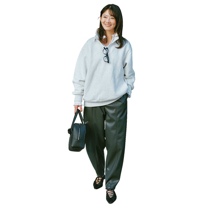 GUのハーフジップスウェットにフリルブラウスを重ねてパンツを合わせたキレイめコーデ