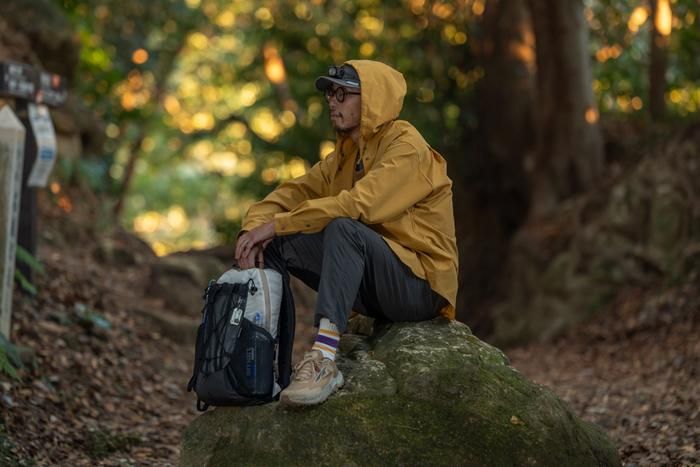 RIDGE MOUNTAIN GEARのHooded Long Sleeve Shirtを着た男性