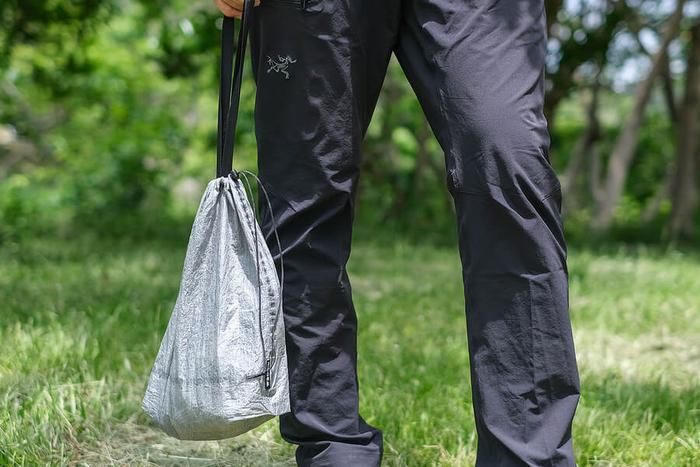 RIDGE MOUNTAIN GEARのスタッフサックを持っている男性