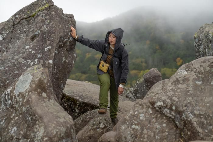 RIDGE MOUNTAIN GEARのHooded Long Sleeve Shirtを着た女性