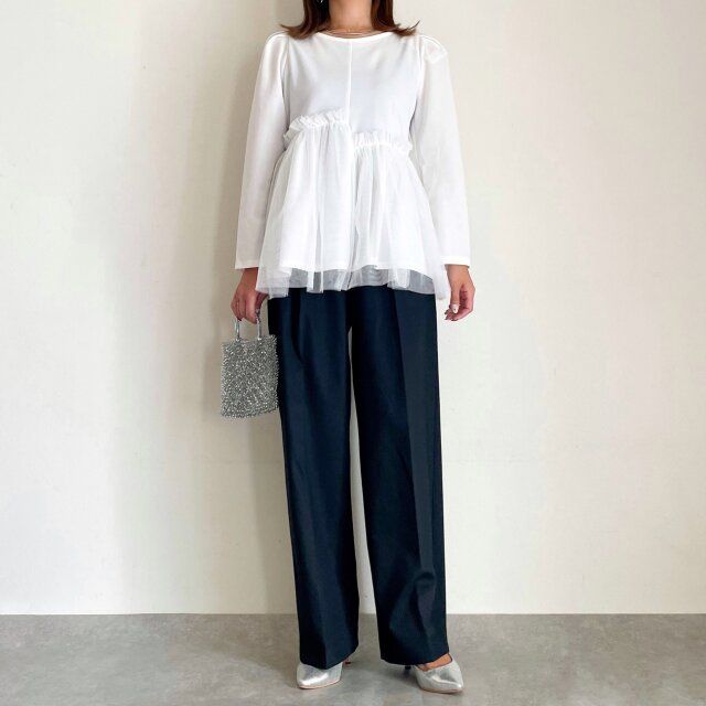 ユニクロ タックワイドパンツ OKコーデ トップスは胸下切り替えでフレアに広がりのあるタイプ