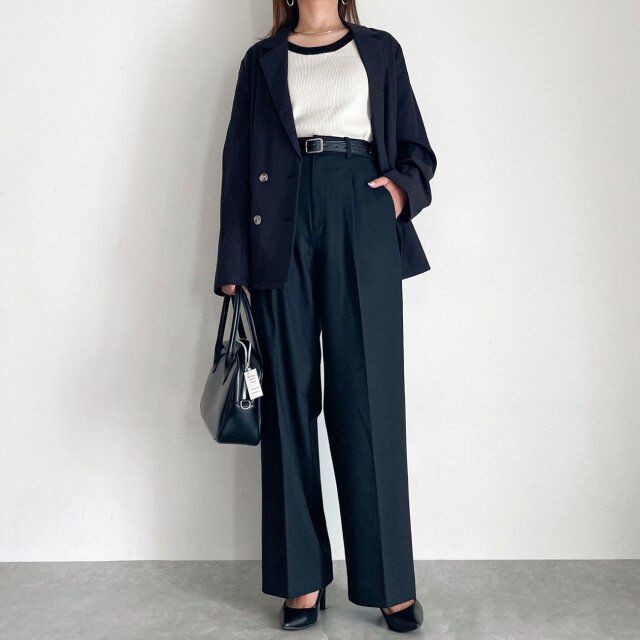 ユニクロ タックワイドパンツ OKコーデ デコルテが見えるインナーにベルトをオン