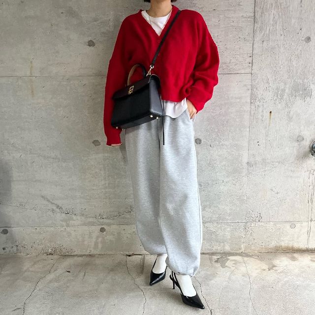 赤ニットとスウェットワイドパンツのコーデ