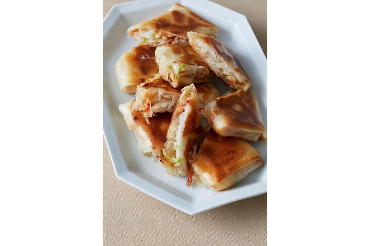 香ばしさが食欲をそそるもちもち食感の“切り餅と大根の焼き春巻き”
