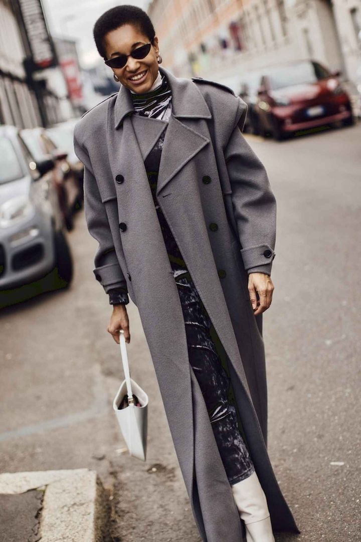 画像: ビッグショルダー&マキシ丈で圧倒的な存在感